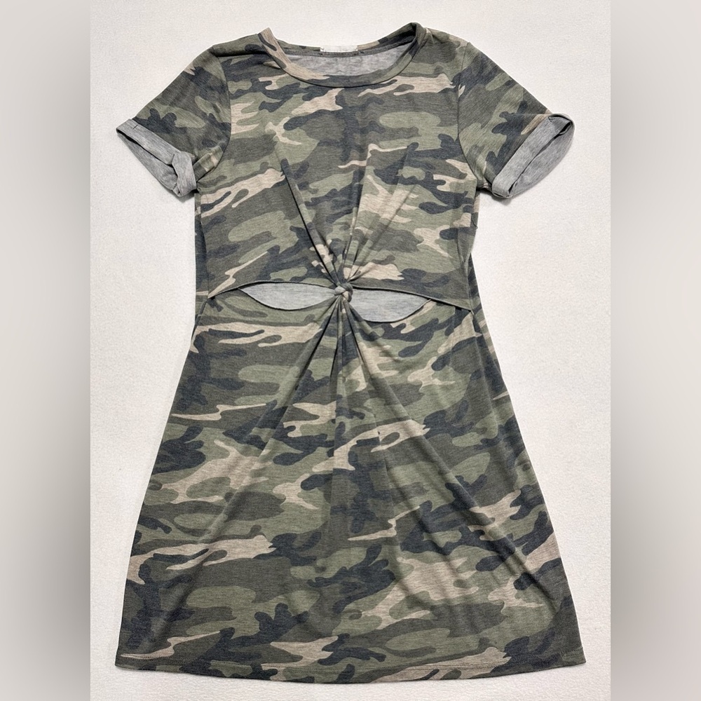 EUC! Honey Punch camo cut out t-shirt dress. 
Size: Medium